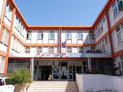 Negli anni 70 era all�ordine del giorno le occupazioni della scuola. Solo che dopo queste manifestazioni di protesta la aule venivano restituite in condizioni pessime. La parte pi� nuova dell�istituto era stata infatti costruita con muri in carton gesso e pavimenti di un materiale sintetico che facilmente si rovinava  